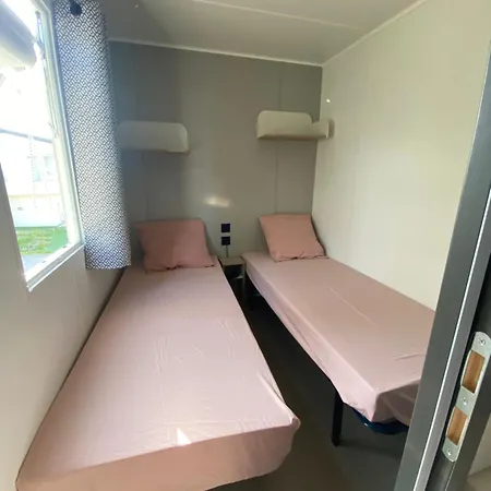 Mobil 4 Etoiles مكان تخييم Fréjus
